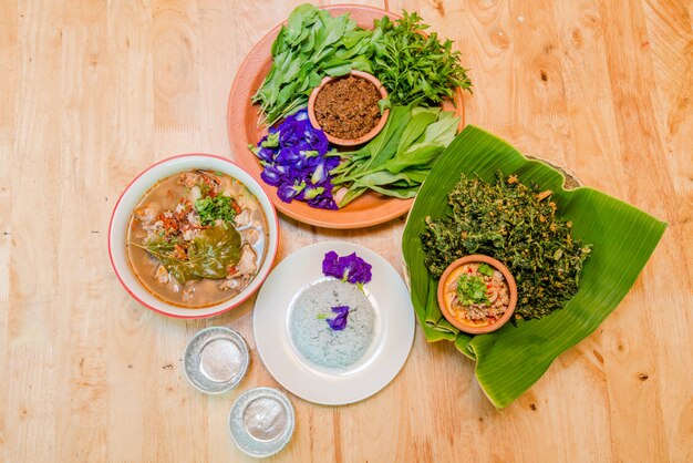 comida vegetal en la mesa