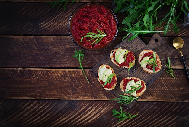 Comida vegetariana Alimentação saudável Sanduíches com patê de beterraba Vista superior aérea