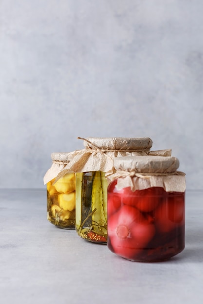 Foto comida vegetariana conservada fermentada en frascos de vidrio. el concepto de comida enlatada.