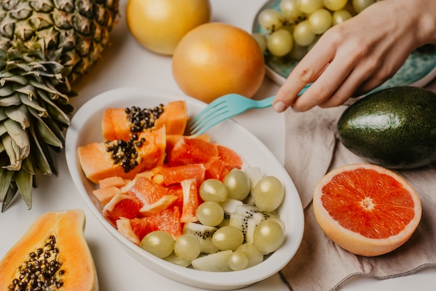 Comida vegetariana crua saudável. Flat-lay de frutas frescas e saborosas, legumes, verduras