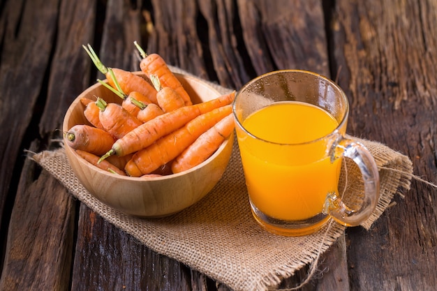 comida vegetariana de cenoura de bebê na mesa de madeira