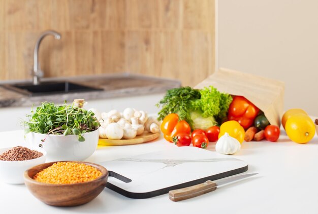 Comida vegetariana de saúde fresca na mesa branca na cozinha