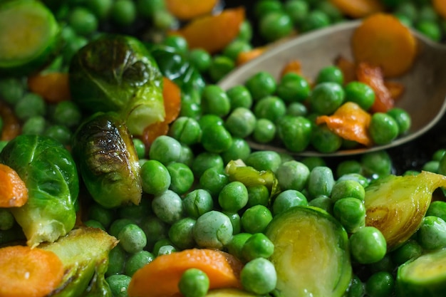 Comida vegetariana de vegetais fritos, couve de bruxelas e cenoura