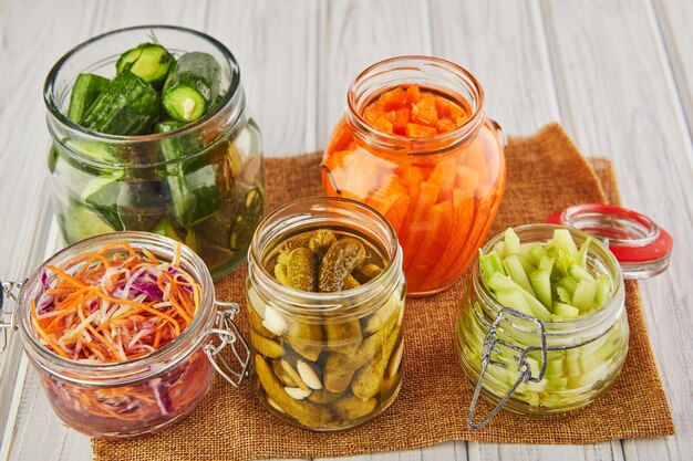 Comida vegetariana em conserva fermentada