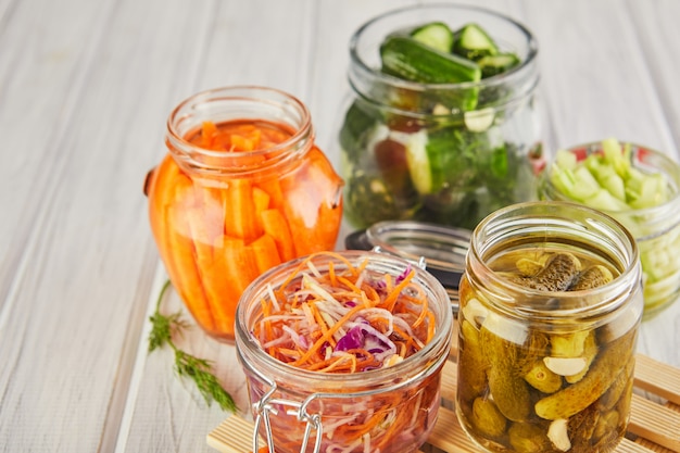 Comida vegetariana em conserva fermentada