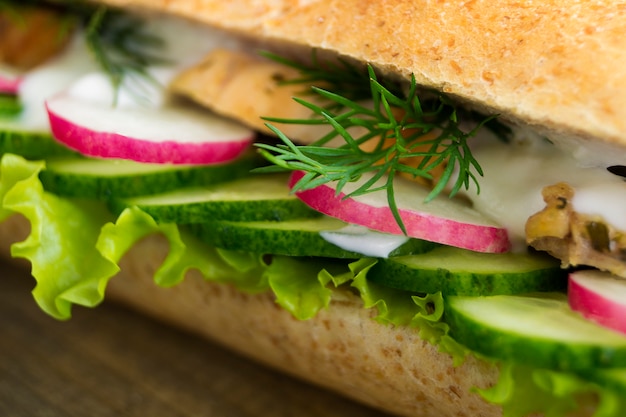 Comida vegetariana. pan de centeno con queso blando y verduras.