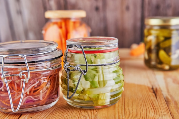 Foto comida vegetariana preservada fermentada na mesa de madeira