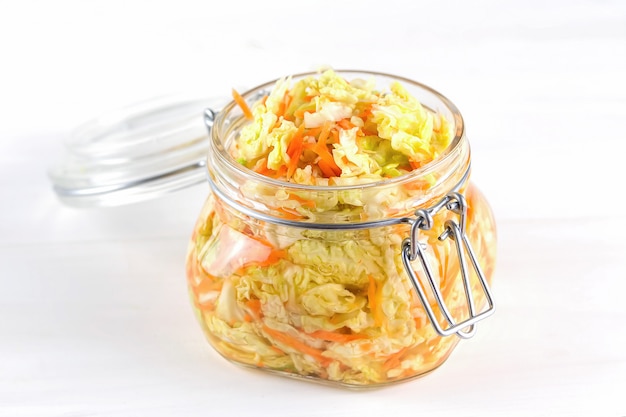 Comida vegetariana probiótica conservada fermentada: repollo en frascos de vidrio