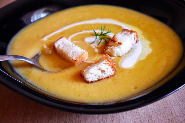 Foto comida vegetariana puré de sopa numa tigela na mesa