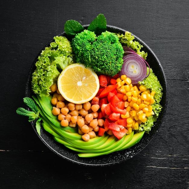 Comida vegetariana saludable Bowl Buddha Aguacates brócoli pavo guisantes maíz Vista superior Espacio libre para el texto