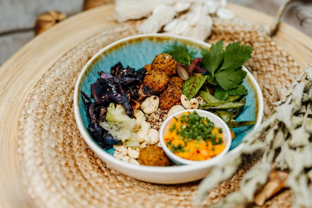 Comida vegetariana saludable para una dieta equilibrada rica en vitaminas