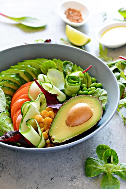 Comida vegetariana saludable Verduras frescas pepino tomate maíz guisantes aguacate lechuga