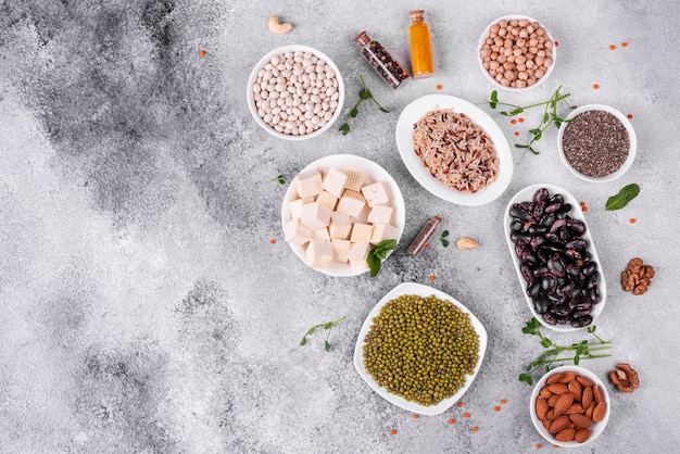 Comida vegetariana saudável em um fundo de concreto