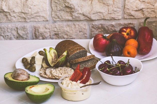 Comida vegetariana saudável europeu em uma mesa branca na varanda