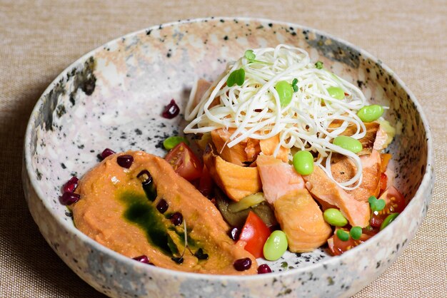 Comida vegetariana saudável Salada de peixe vermelho e queijo e feijão Comida saudável