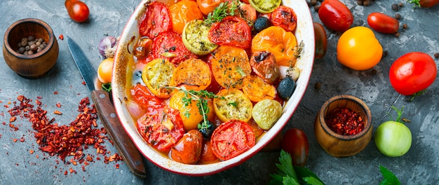 Comida vegetariana tomates al horno