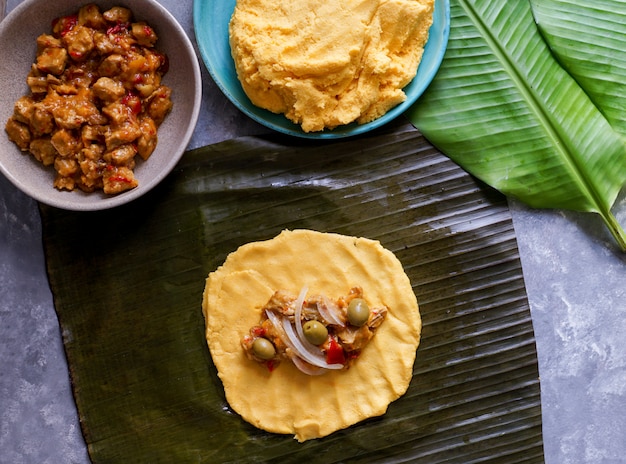 Comida venezuelana de natal, hallacas, massa de milho recheada com um ensopado de carne de porco e frango