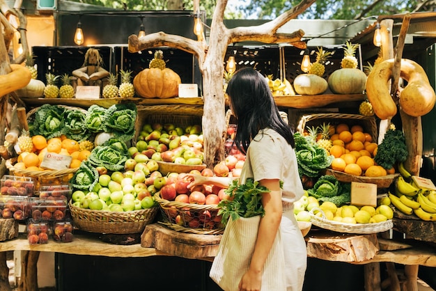 Comida a la venta en el puesto del mercado