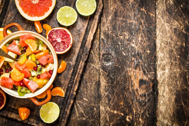 Comida de verano. Ensalada de frutas en un bol.