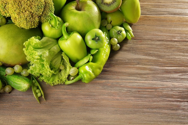 Comida verde fresca sobre fondo de madera