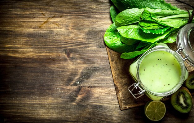 Comida verde. Jugo natural de verduras y frutas.