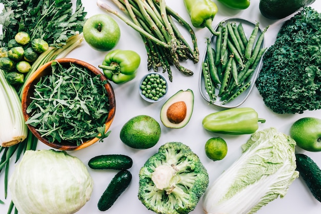 comida verde orgánica saludable, surtido de verduras frescas en la mesa.