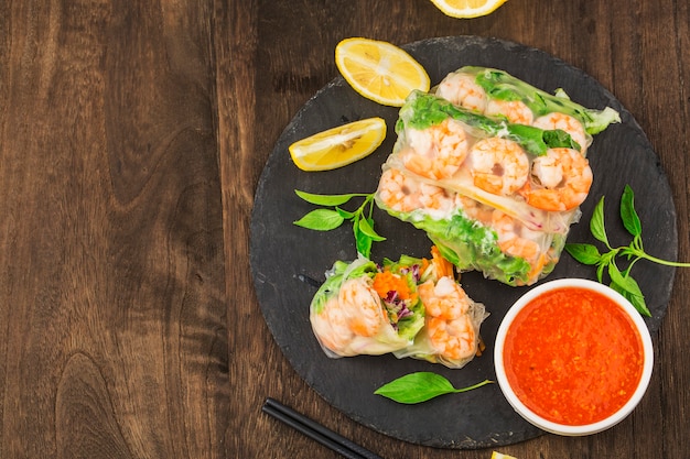 Comida vietnamita: Rollito de primavera fresco con gambas,