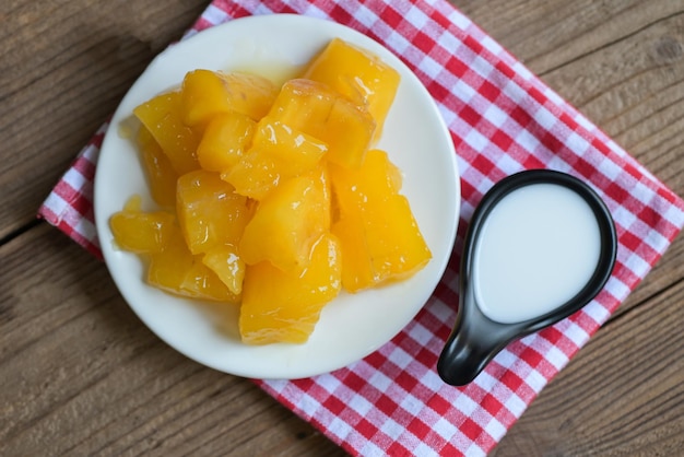 Comida de yuca en la mesa comida dulce postre hecho de azúcar de yuca hervida y milik de coco comida tailandesa