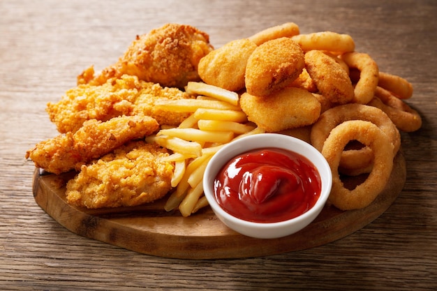 Comidas de comida rápida aros de cebolla papas fritas nuggets de pollo y pollo frito