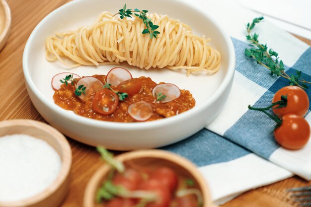 Foto comidas deliciosas espagueti carne picada tomate superior especias decorativas postulan