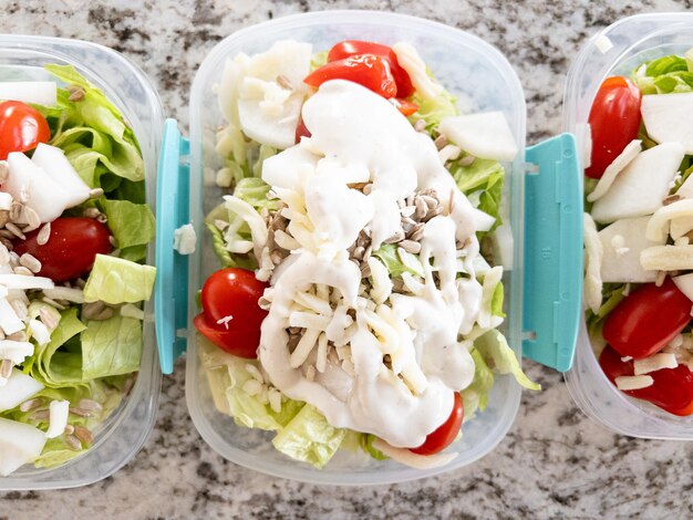 Comidas de ensalada frescas en envases para una alimentación saludable