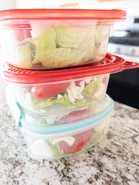 Foto comidas frescas de ensalada en contenedores para una alimentación saludable