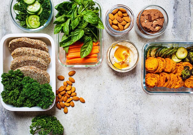 Comidas frescas orgánicas un primer plano de un batido y un menú diario con un plan de alimentación saludable para Slimm.