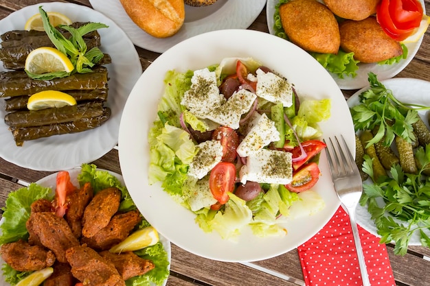 Comidas griegas deliciosas tradicionales; ensalada griega fresca.