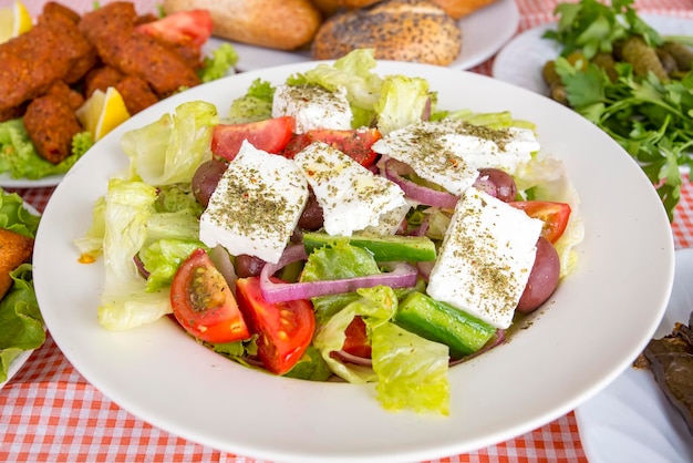 Comidas griegas deliciosas tradicionales; ensalada griega fresca.