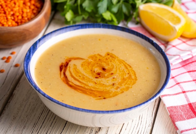 Foto comidas tradicionales turcas deliciosas sopa de lentejas rojas nombre turco mercimek corbasi