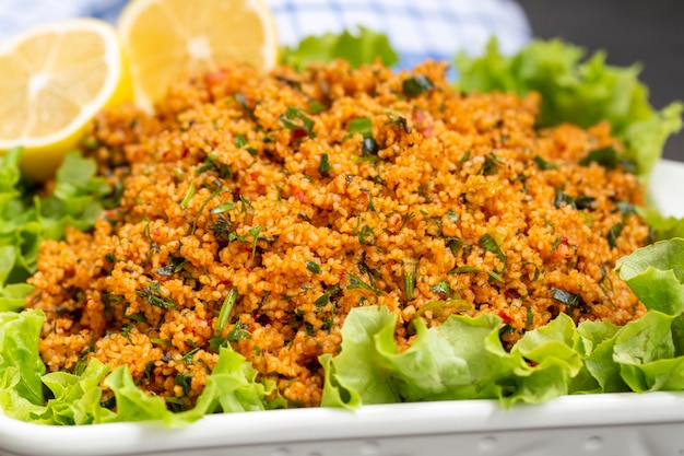 Foto comidas turcas deliciosas tradicionais kisir de salada de bulgur