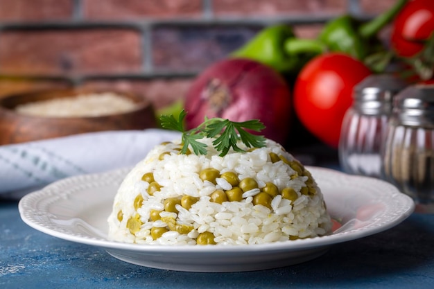 Comidas turcas deliciosas tradicionales; arroz con guisantes (nombre turco; Bezelyeli pilav)