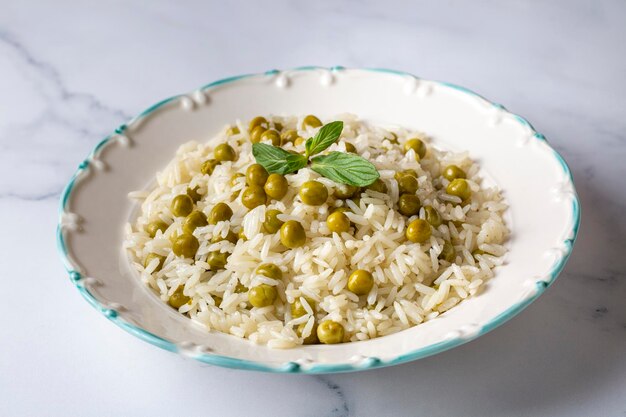 Comidas turcas deliciosas tradicionales; arroz con guisantes (nombre turco; Bezelyeli pilav)