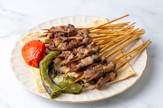 Comidas turcas deliciosas tradicionales; brochetas policía hermana