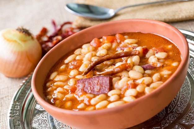 Comidas turcas deliciosas tradicionales; frijol seco (kuru fasulye). cocina turca.