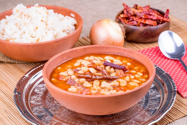 Comidas turcas deliciosas tradicionales; frijol seco (kuru fasulye). cocina turca.