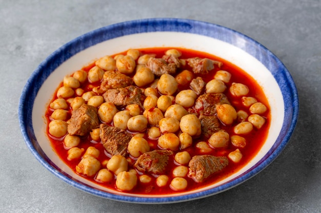 Comidas turcas deliciosas tradicionales; Garbanzos de comida turca con carne. nombre turco; Etli nohut