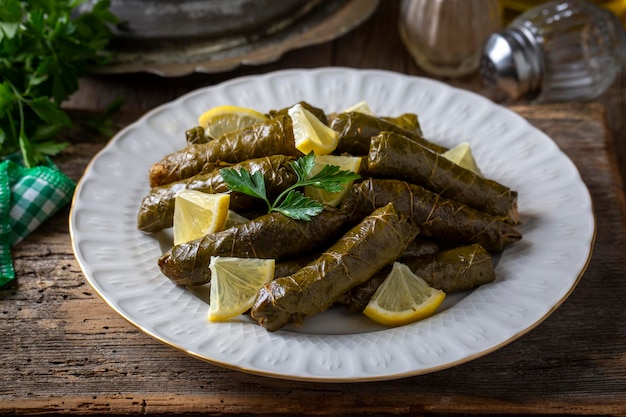 Comidas turcas deliciosas tradicionales; hojas rellenas (yaprak sarmasi)