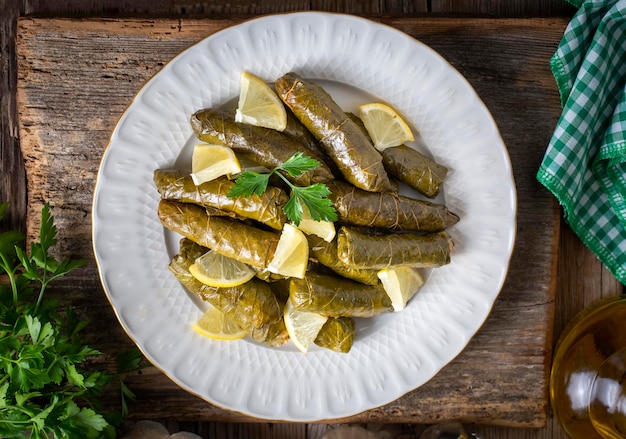 Comidas turcas deliciosas tradicionales; hojas rellenas (yaprak sarmasi)