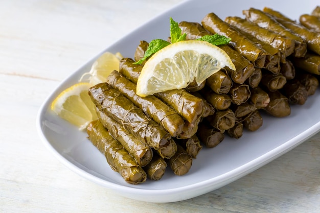 Comidas turcas deliciosas tradicionales; hojas rellenas (yaprak sarmasi)