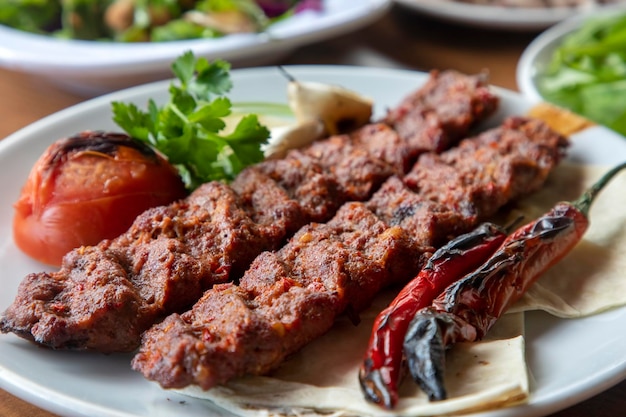 Comidas turcas deliciosas tradicionales; kebab adana