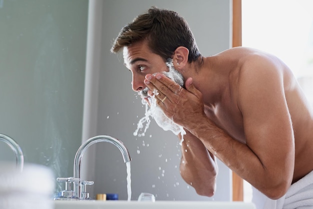 Foto comience el día con un chapoteo captura recortada de un apuesto joven en su baño