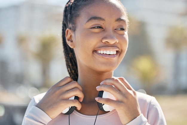 Comience a hacer ejercicio o a una mujer negra con auriculares en la naturaleza o al parque listo para hacer ejercicio o hacer ejercicio en Miami Sports, una atleta saludable o feliz sonríe antes de correr al aire libre solo en verano