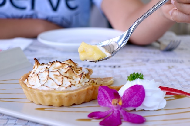 Foto comiendo pastel de limón